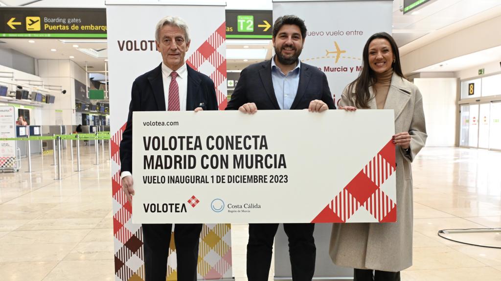 Lázaro Ros, cofundador de Volotea, Fernando López Miras, presidente de la Región de Murcia, y Carmen Conesa, consejera de Turismo, el 1 de diciembre, a su llegada al aeropuerto de Madrid para inaugurar la nueva ruta con la capital de España..