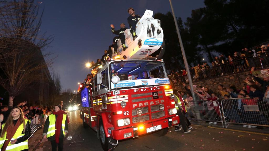 Los bomberos en la cabalgata de Reyes Magos de 2023 en Toledo.