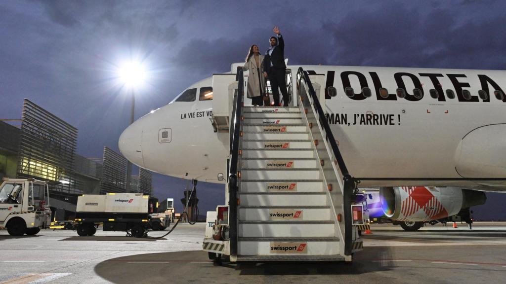 El presidente de la Región de Murcia, Fernando López Miras, y la consejera de Turismo, Carmen Conesa, tras inaugurar el 1 de diciembre el nuevo vuelo Madrid-Murcia.
