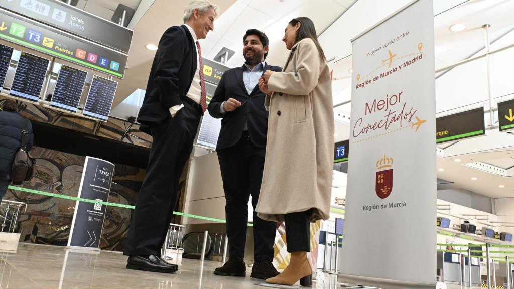 Fernando López Miras, el 1 de diciembre, en el aeropuerto de Madrid-Barajas, junto al vicepresidente de Volotea, Lázaro Ros, y la consejera de Turismo, Carmen Conesa.