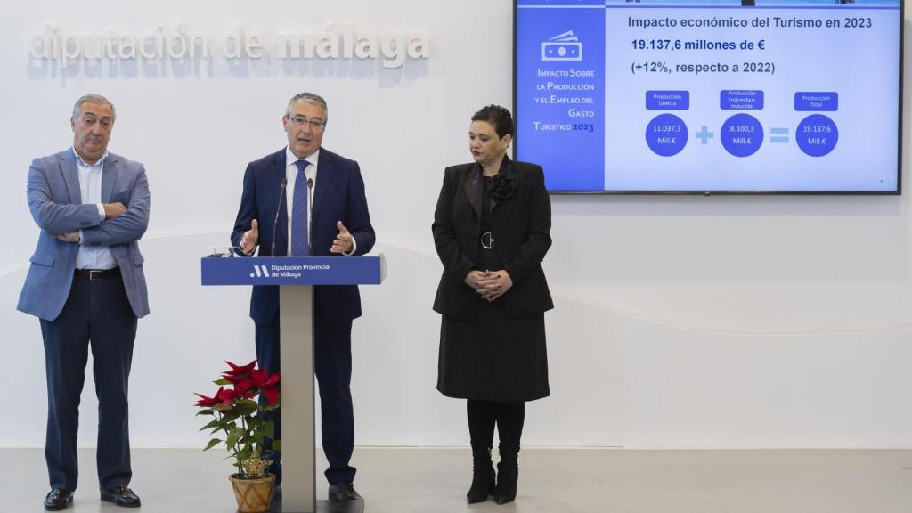 Antonio Díaz, Francisco Salado y Margarita del Cid en la presentación del balance.
