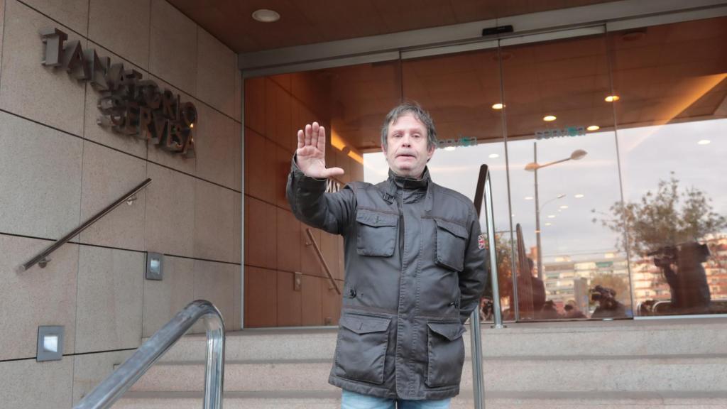 Paco hijo, minutos antes de atender a la prensa a las puertas del tanatorio.