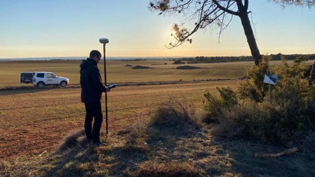 Uno de los ingenieros del IGN trabajando sobre el terreno en Castilla-La Mancha.