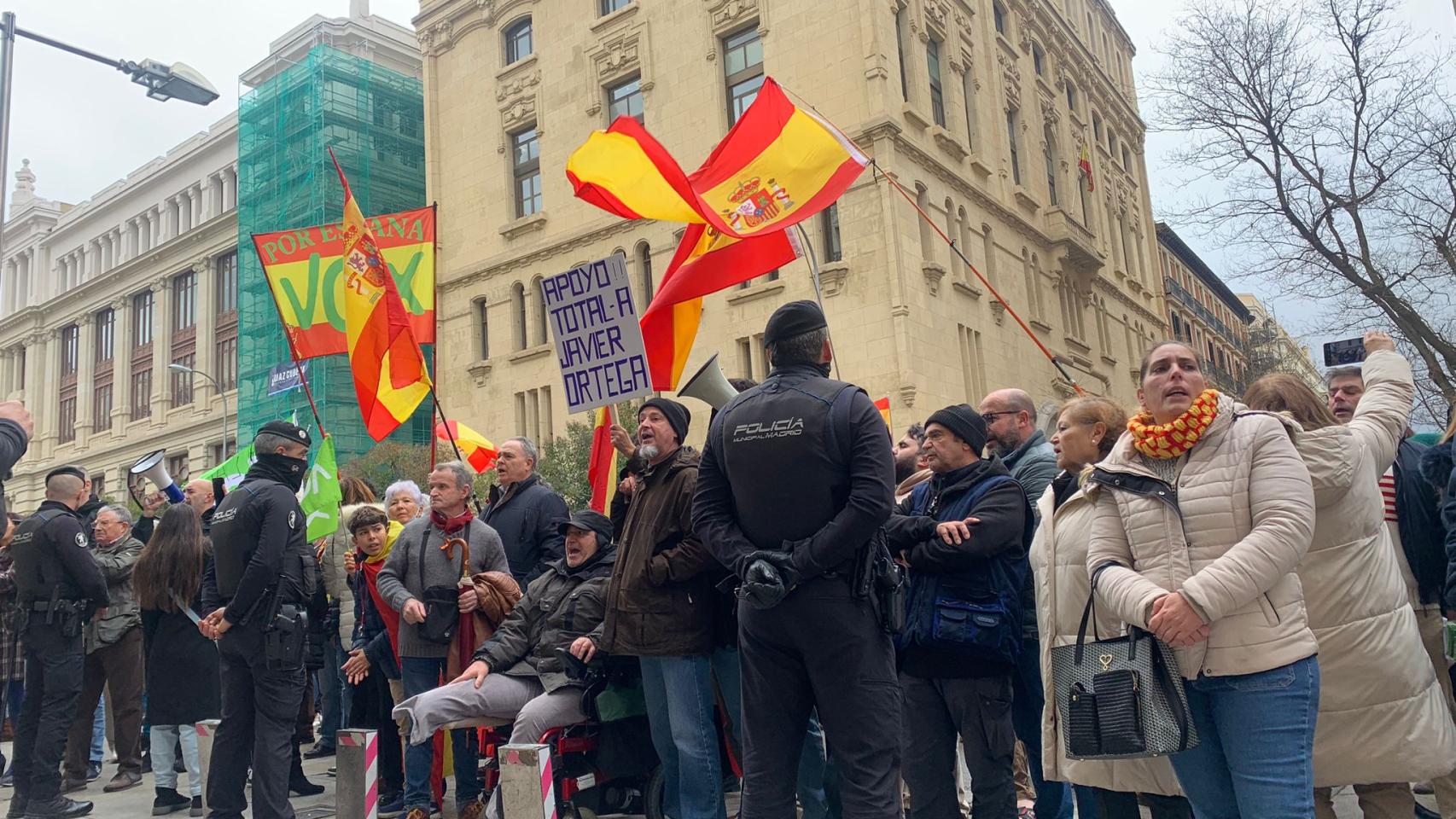 Decenas de personas en la entrada del Ayuntamiento de Madrid en apoyo a Ortega Smith.