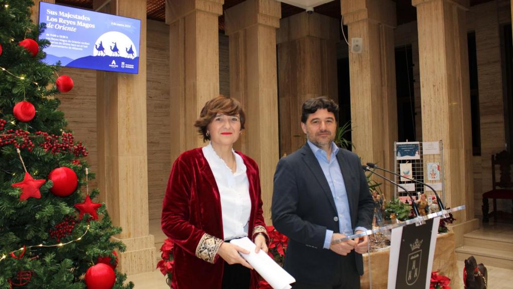 Los concejales Elena Serrallé y Francisco Navarro.