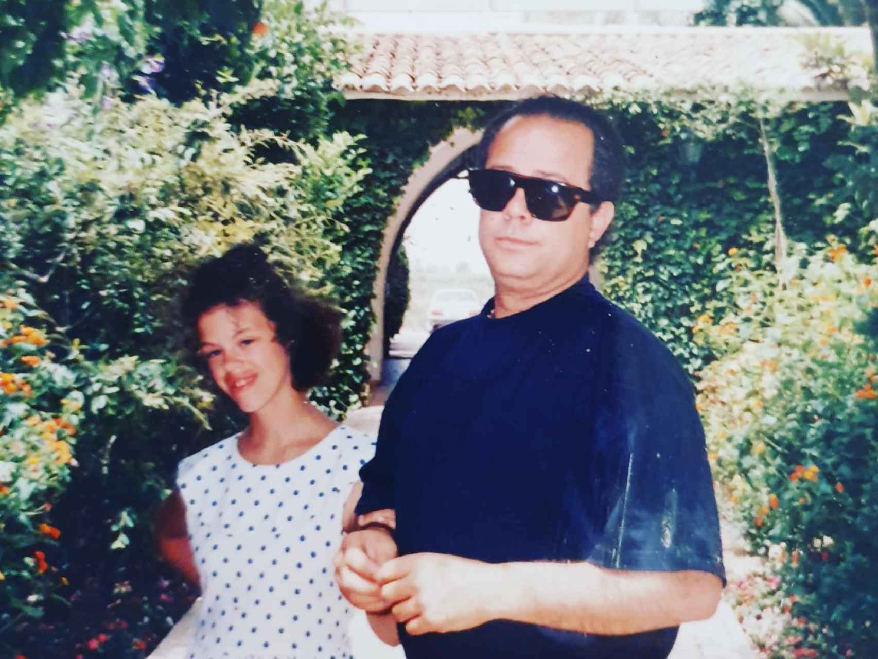 Paco Arévalo posando con su hija, Nuria, cuándo ésta era menor.