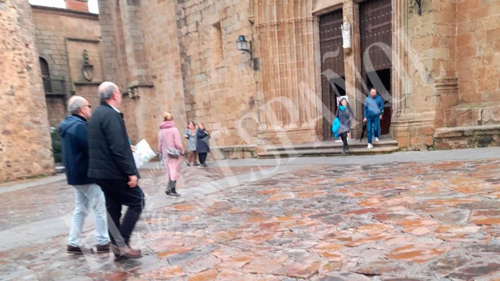 Juan Carlos Campo y Meritxell Batet, de espaldas, en la Plaza de Santa María de Cáceres.