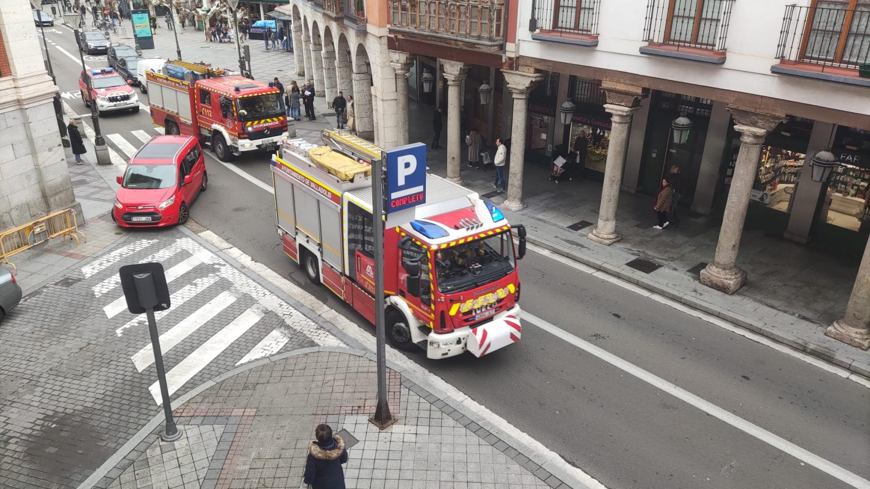 Coches de bomberos intentan entrar por la calle Manzana