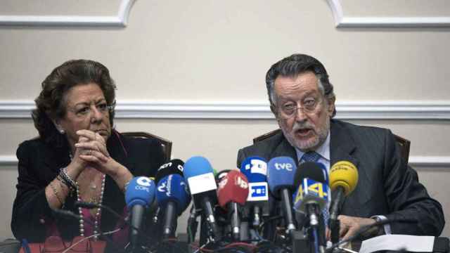 Alfonso Grau y Rita Barberá se saludan en la sede del PP en una imagen de archivo.