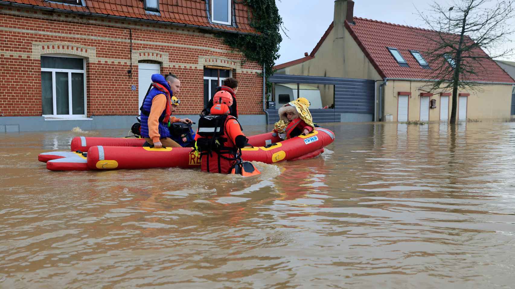 Los servicios de emergencia han evacuado a más de 300 personas en el norte de Francia.