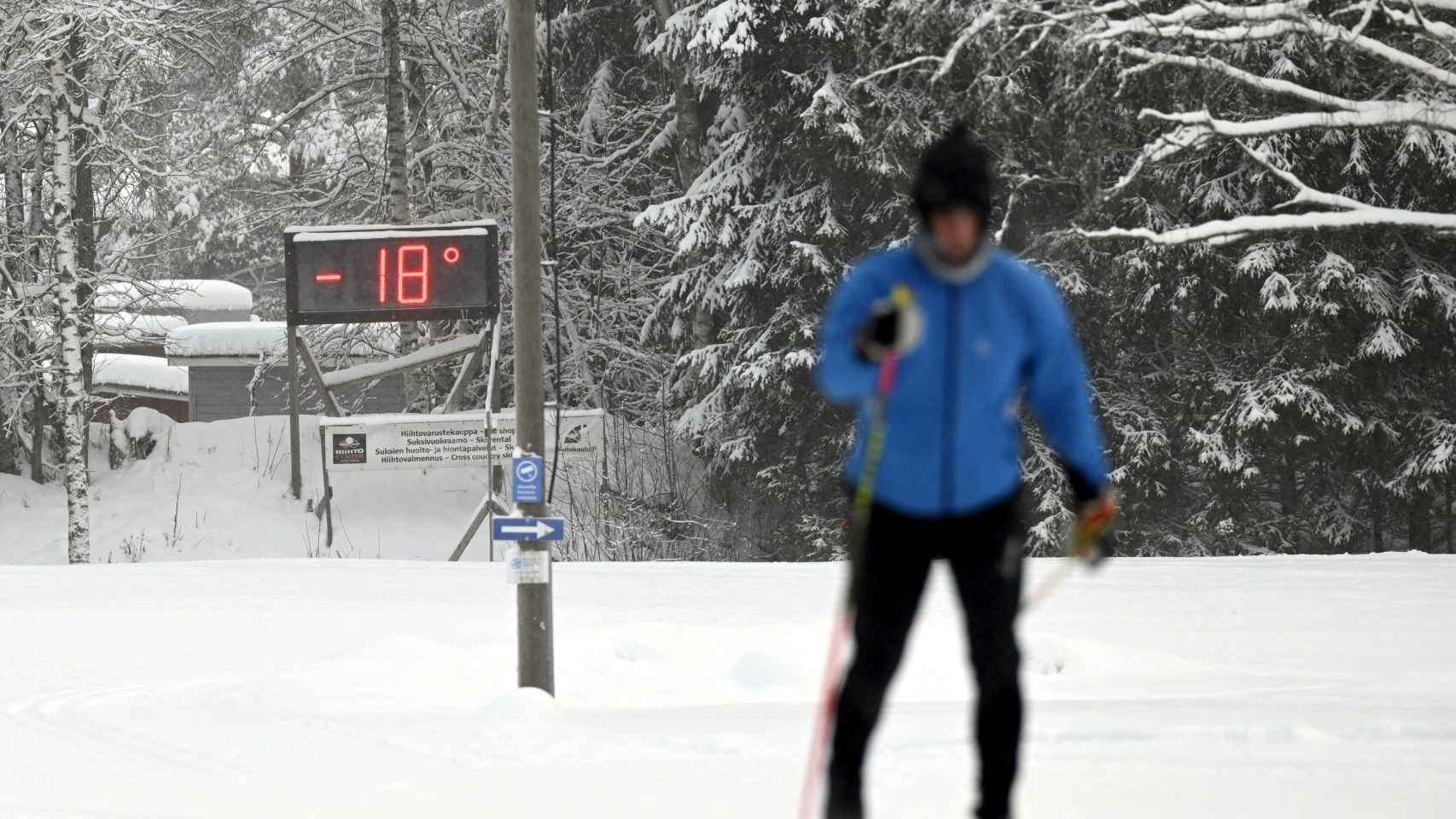 Una persona esquiando en Finlandia con 18 grados bajo cero.