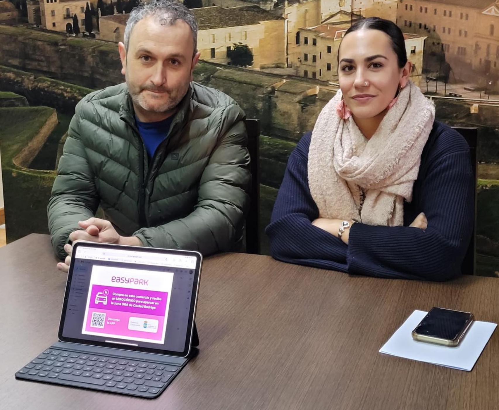 Los concejales del Ayuntamiento de Ciudad Rodrigo Rubén Benito y Paola Martín, en la presentación de la campaña