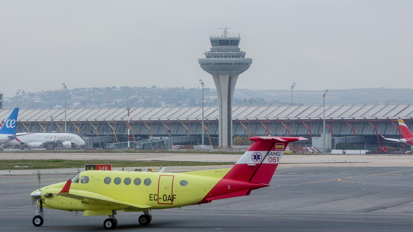 Un avión ambulancia del SAMU 061 en el aeropuerto Adolfo Suárez Madrid-Barajas