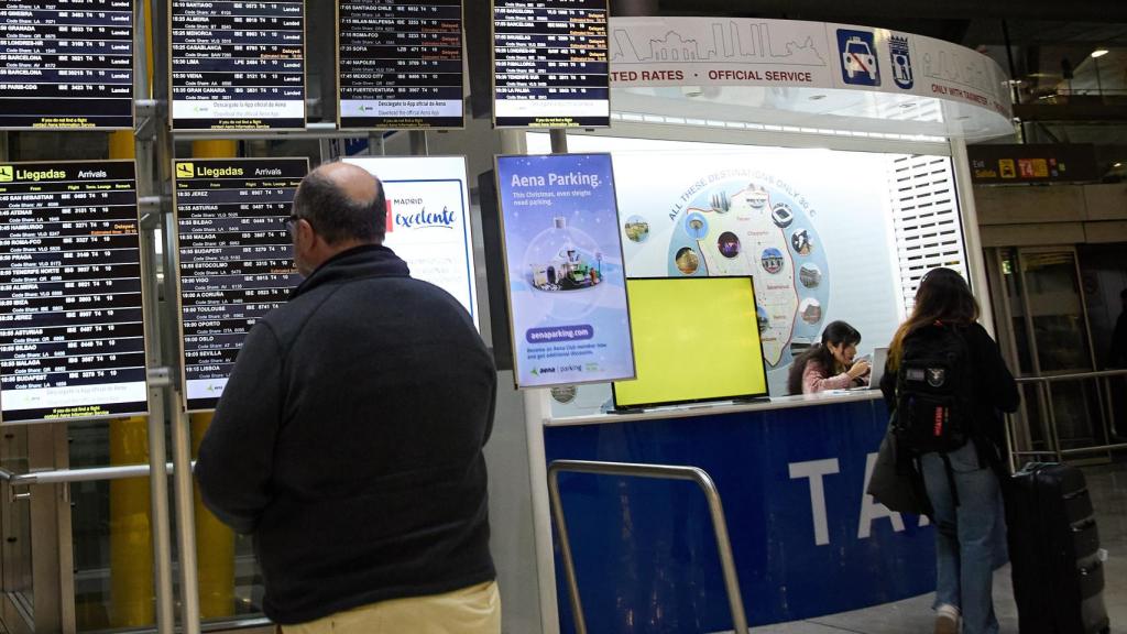 Varios viajeros en el Aeropuerto Adolfo Suárez-Madrid Barajas