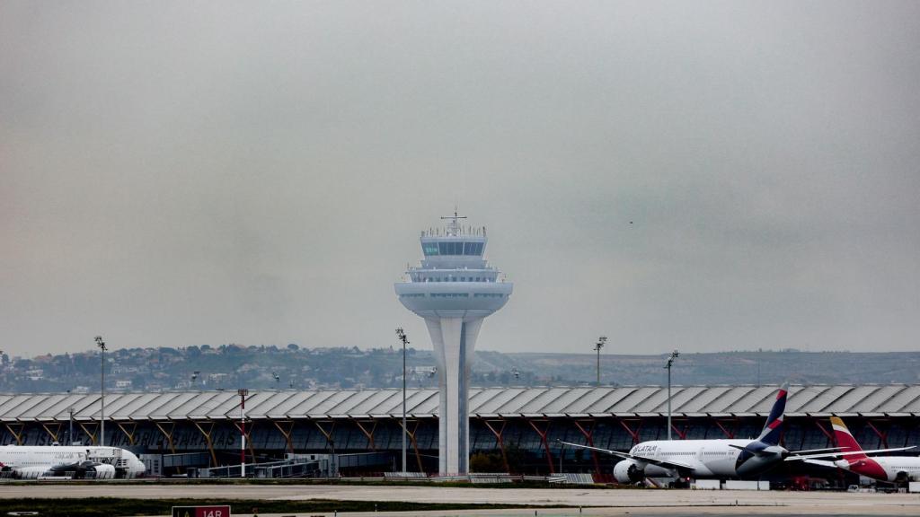 Una torre de control del aeropuerto Adolfo Suárez Madrid-Barajas