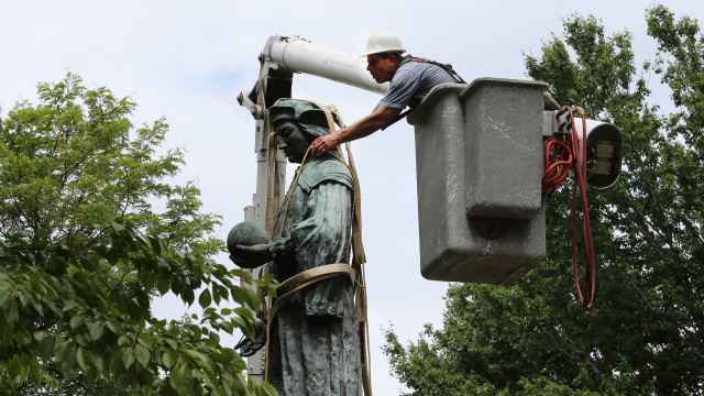 Retirada de una estatua de Cristóbal Colón en New Haven (EE. UU.) el 24 de junio de 2020. Foto: Zuma/Splash News/GTRES