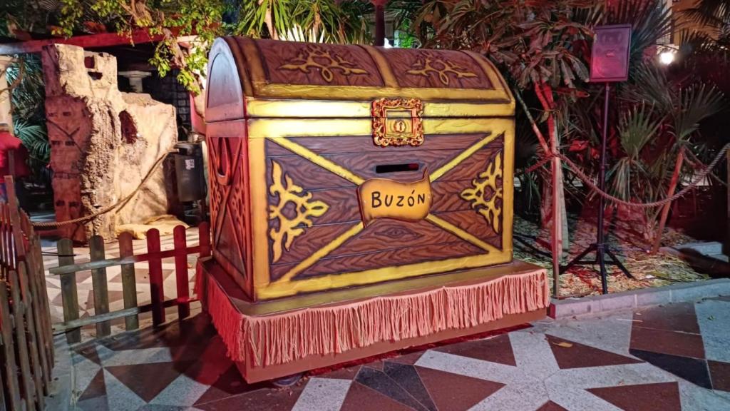 Un buzón gigante se ha instalado para poder depositar las cartas.