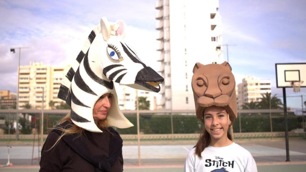 Las cabezas de animales han sido confeccionadas a mano por los miembros del equipo.