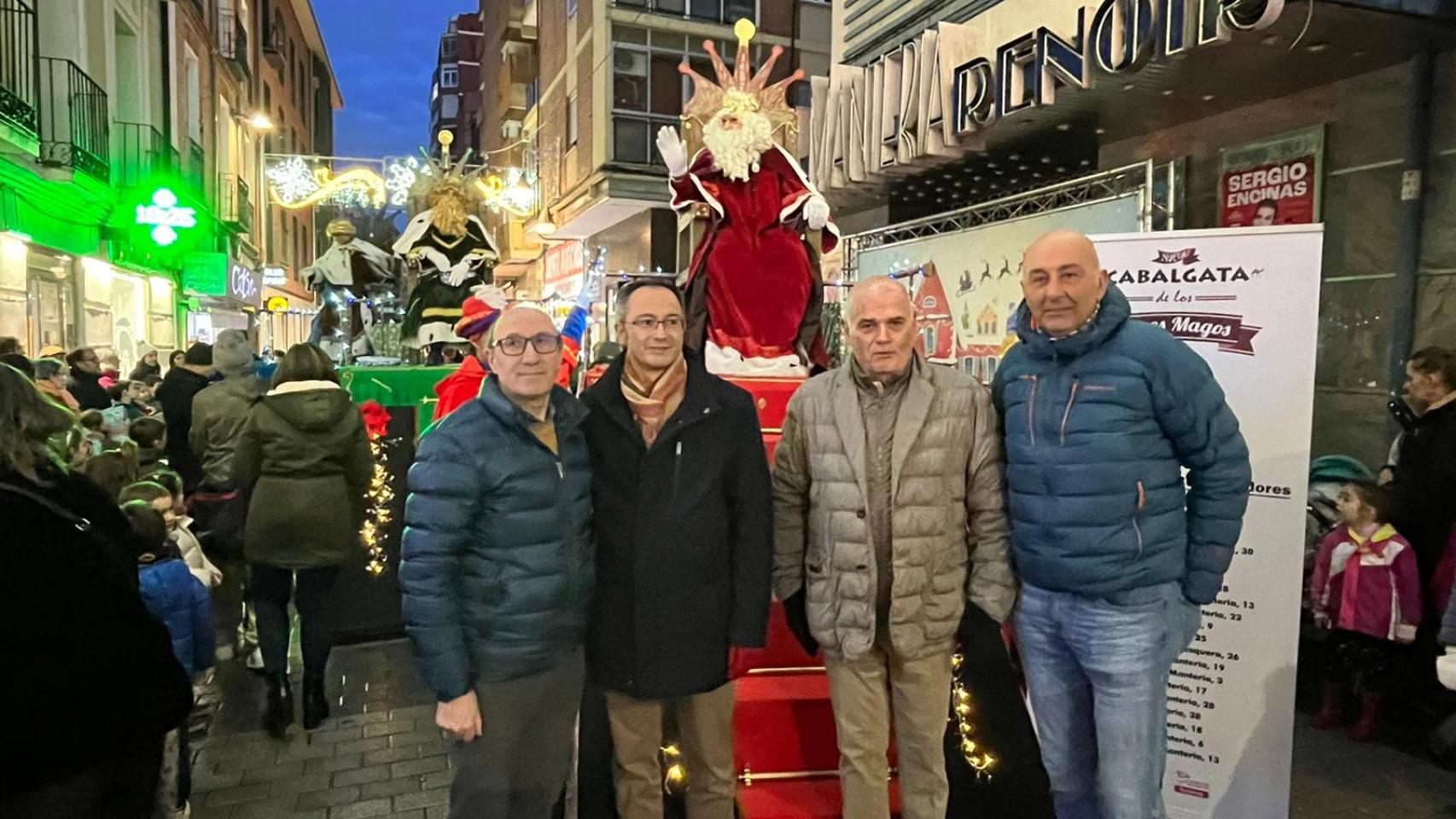 El presidente de Fecosva, Jesús Herreras, el presidente de la Asociación de la calle Mantería, Fabián Diez, y el concejal de Comercio, Víctor Martín, en la cabalgata