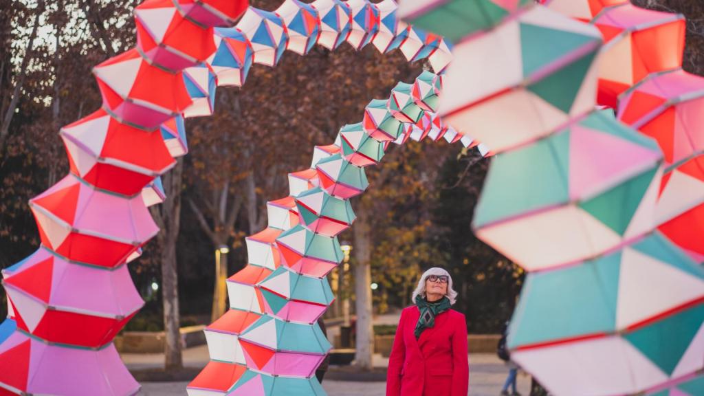 Delia posa para El Español en una instalación Navideña colocada en Azca.
