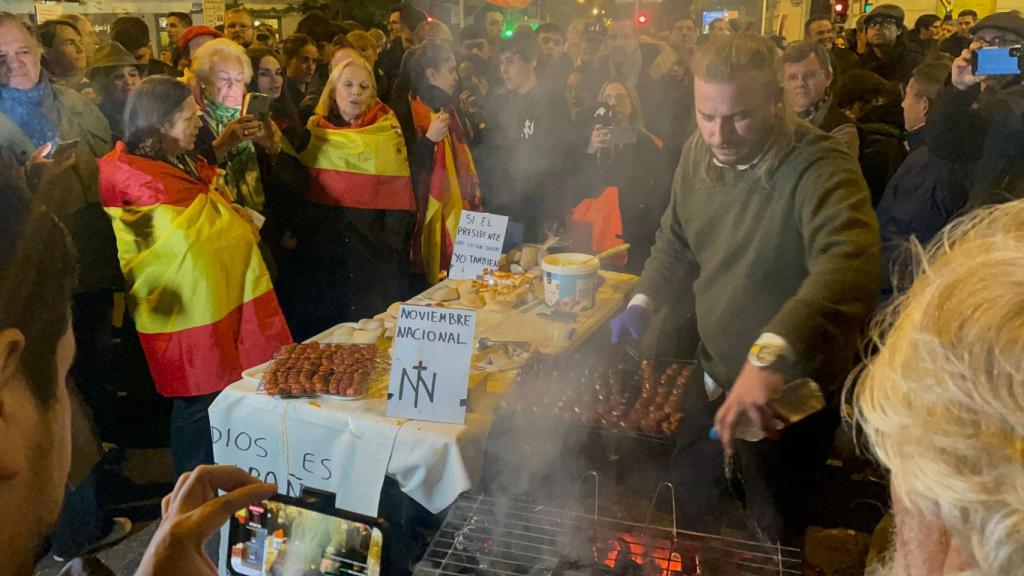 Germán Lipnicki Núñez, sirviendo su Barbacoa Nacional en Ferraz, el pasado 24 de noviembre.