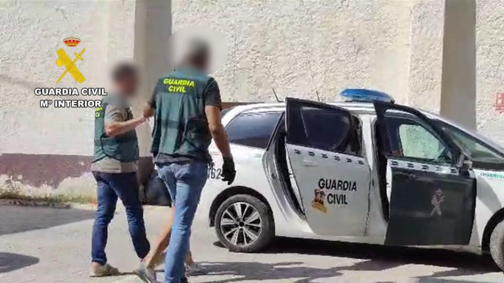 La Guardia Civil ha detenido al hombre de 54 años acusado de obligar a prostituirse a la víctima.