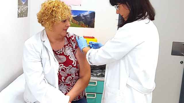 La gripe golpea fuerte en la Comunitat Valenciana, en la imagen una campaña anterior de vacunación contra ella en la Ribera.