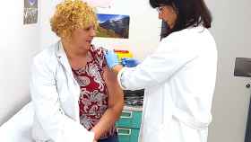 La gripe golpea fuerte en la Comunitat Valenciana, en la imagen una campaña anterior de vacunación contra ella en la Ribera.