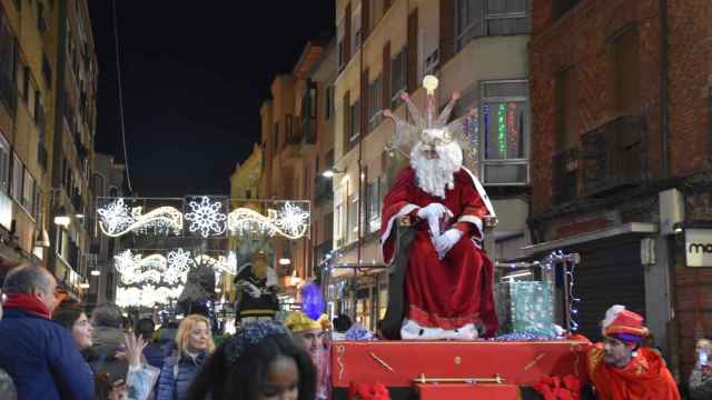 Los Reyes Magos visitan la calle Mantería ante la atenta mirada de centenares de personasc