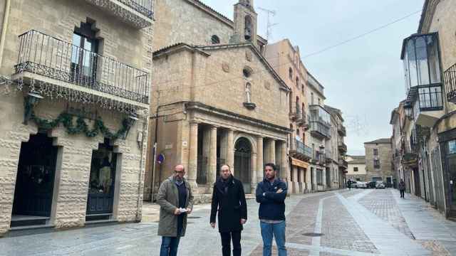 El alcalde de Ciudad Rodrigo, Marcos Iglesias, junto con los concejales Ramón Sastre y Pablo Sevillano visita las obras de la Rúa del Sol