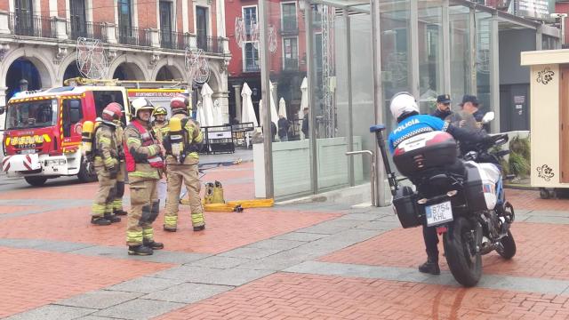 Bomberos y policías en el acceso al aparcamiento