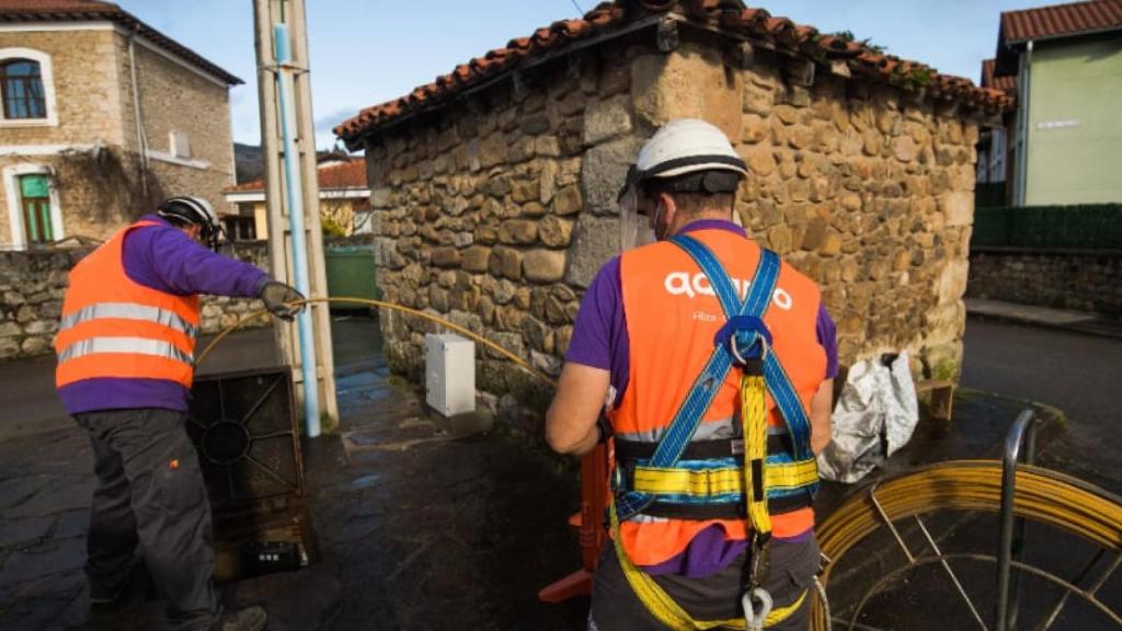 Técnicos de la empresa Adamo durante la instalación de la fibra óptica.