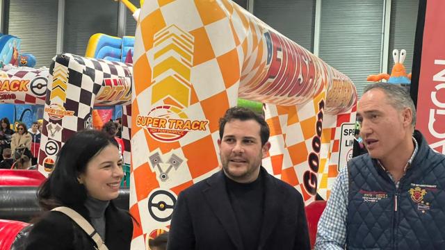 Los diputados Víctor López de la Parte y Emilio Fernández Martínez, junto con la la técnico de Comunicación de la Fundación Caja Rural de Zamora, Laura Huertos Pérez, visitando la Feria Muévete