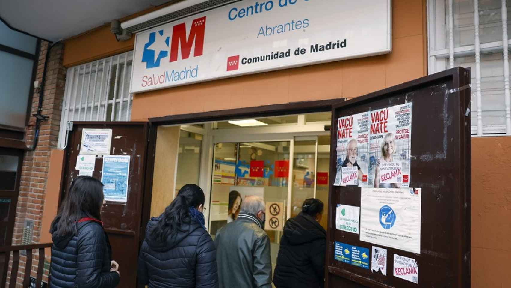 Distintos pacientes entrando a un centro de salud de la Comunidad de Madrid.