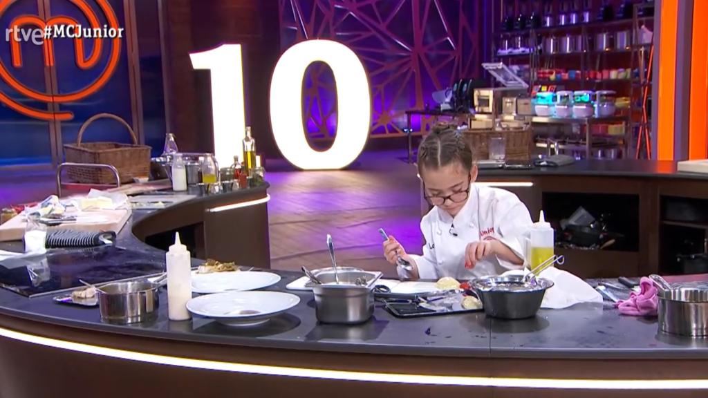 Loreto elaborando su postre en la final de 'MasterChef Junior'.