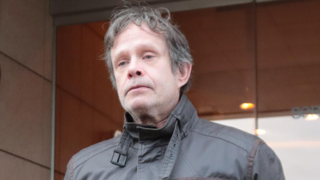 Paco, el hijo de Arévalo, a su llegada al tanatorio de Valencia, este jueves 4 de enero.