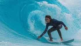 Khai Cowle durante una sesión de surf
