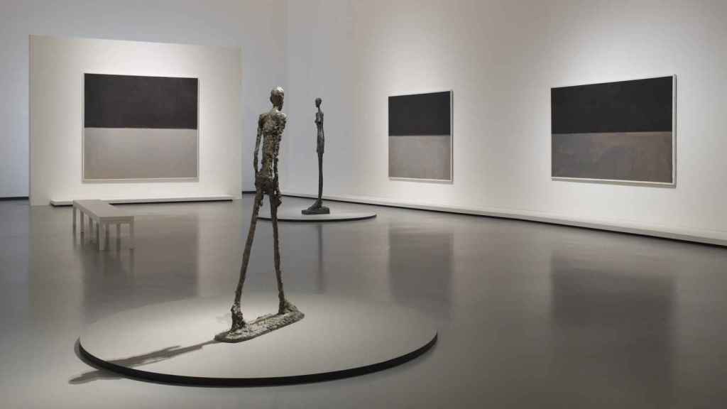 Vista de la sala dedicada al negro y el gris y esculturas de Alberto Giacometti 'L’Homme qui marche I' (1960) y 'Grande Femme III' (1960). © 1998 Kate Rothko Prizel & Christopher Rothko - Adagp, París, 2023