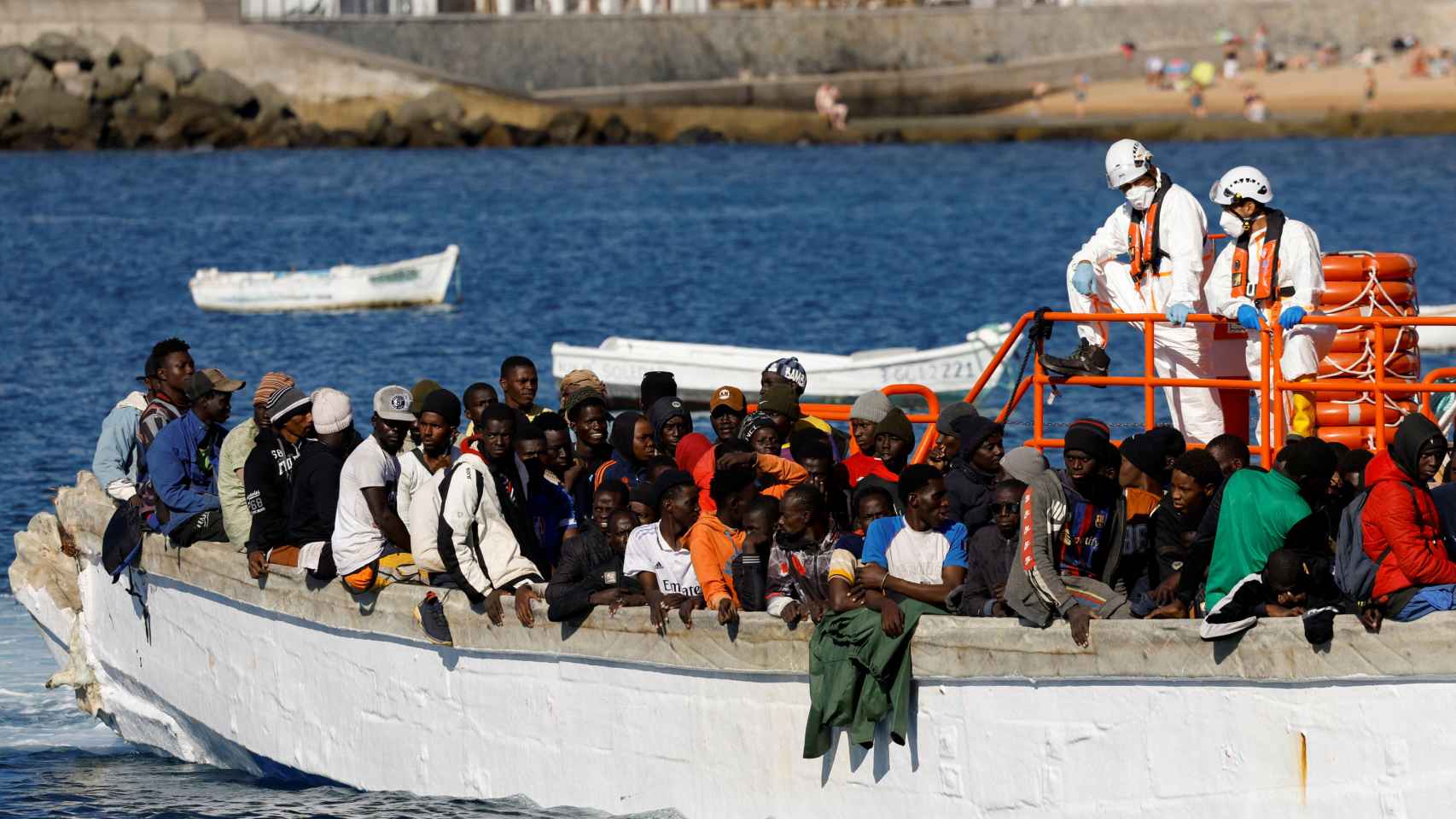Decenas de inmigrantes africanos llegando a Gran Canaria este pasado martes 2 de enero.