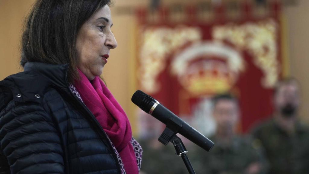 La ministra de Defensa, Margarita Robles, durante su visita a la base de Cerro Murciano