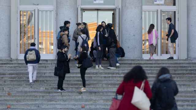 Varias personas en la Universidad Complutense de Madrid, a 15 de diciembre de 2023, en Madrid