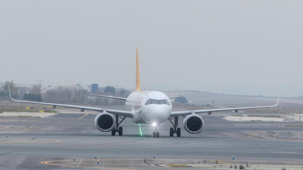 Un avión en el aeropuerto Adolfo Suárez Madrid-Barajas