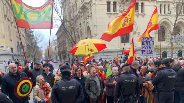Banderas de España y decenas de personas frente al Ayuntamiento de Madrid para apoyar a Ortega Smith