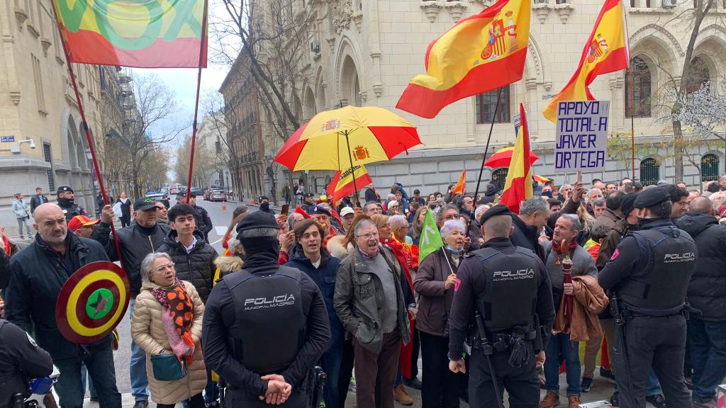 Banderas de España y decenas de personas frente al Ayuntamiento de Madrid para apoyar a Ortega Smith