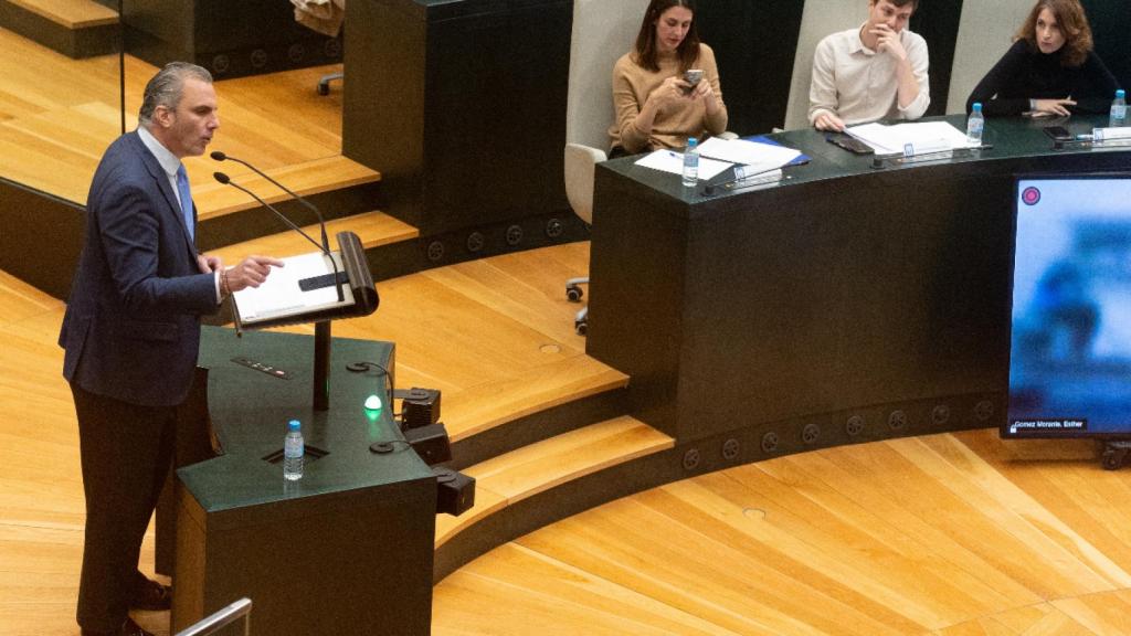 Javier Ortega Smith interviene durante el pleno de su reprobación ante la presencia de Rita Maestre y Eduardo Rubiño.