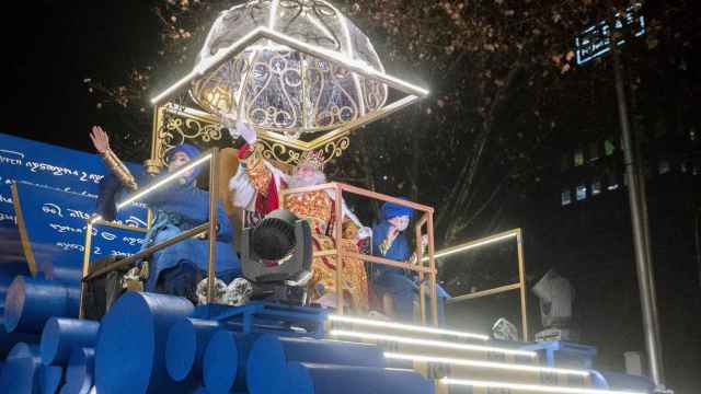 El Rey Melchor saluda en una carroza en la cabalgata de Reyes 2022 en Madrid.
