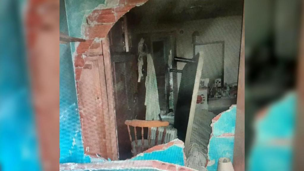 La pared derribada por la explosión de un patinete eléctrico en San Blas-Canillejas (Madrid).