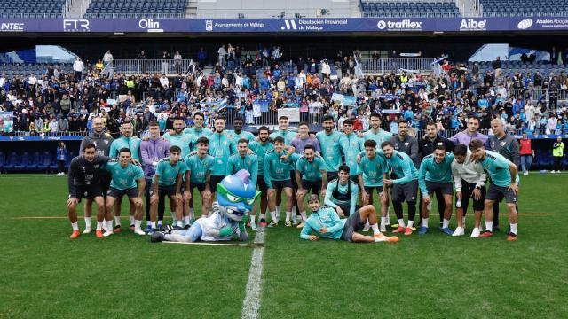 Los jugadores del Málaga CF con la afición de fondo en La Rosaleda.