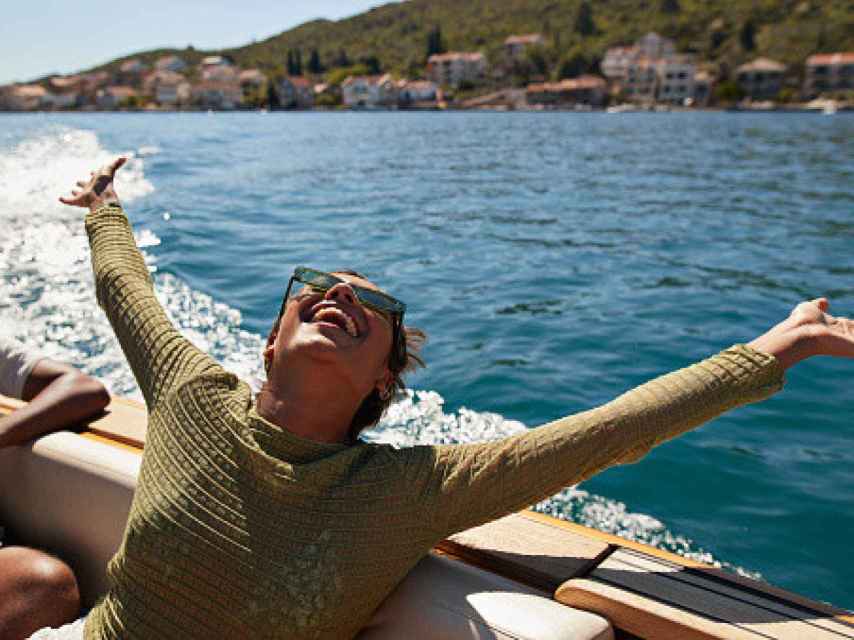 Una mujer disfrutando de su vida.
