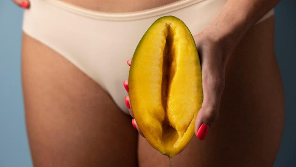 Imagen de una mujer con un mango.